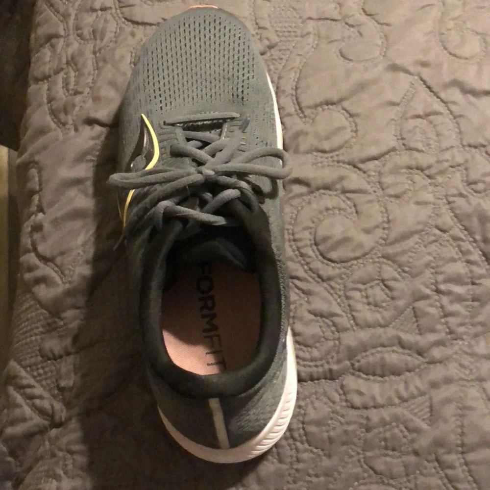 Saucony pwrrun shoes size 9.5 wide. Only worn a few times - Picture 2 of 4